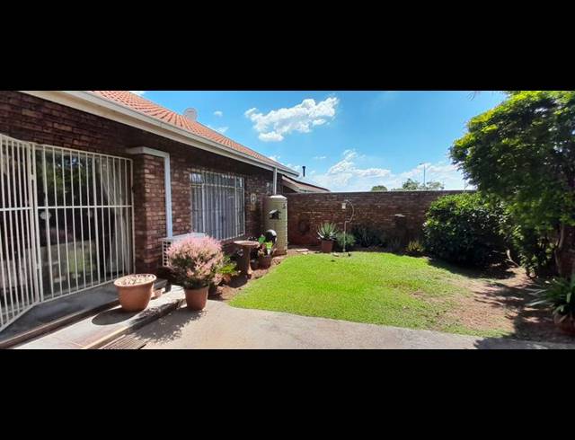 3 BEDROOM TOWNHOUSE FOR SALE IN CLUBVIEW